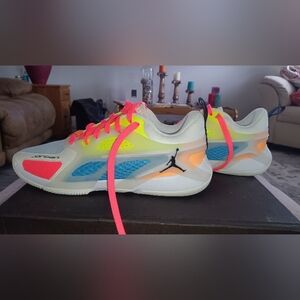 Jordan Heir Mens Sz 8 1/2 Neon ,Mesh Like New Slight Wear Perf Cond Fresh Comfy
